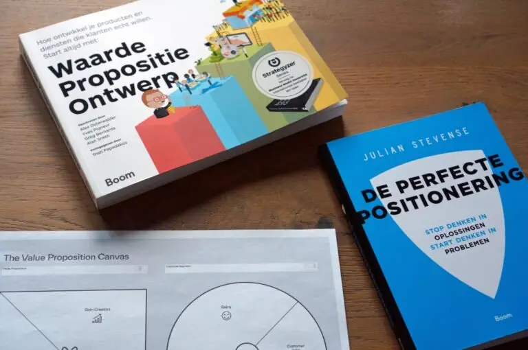 Boeken over positionering en waardepropositie bij een werkblad Value Proposition Canvas.
